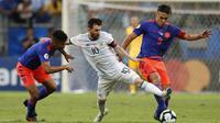 Aksi Lionel Messi saat melawan Kolombia. Sayangnya, Messi gagal mempersembahkan kemenangan untuk Argentina. Di laga pertama Grup B ini, Argentina kalah 0-2 dari Kolombia.(AP Photo/Natacha Pisarenko)
