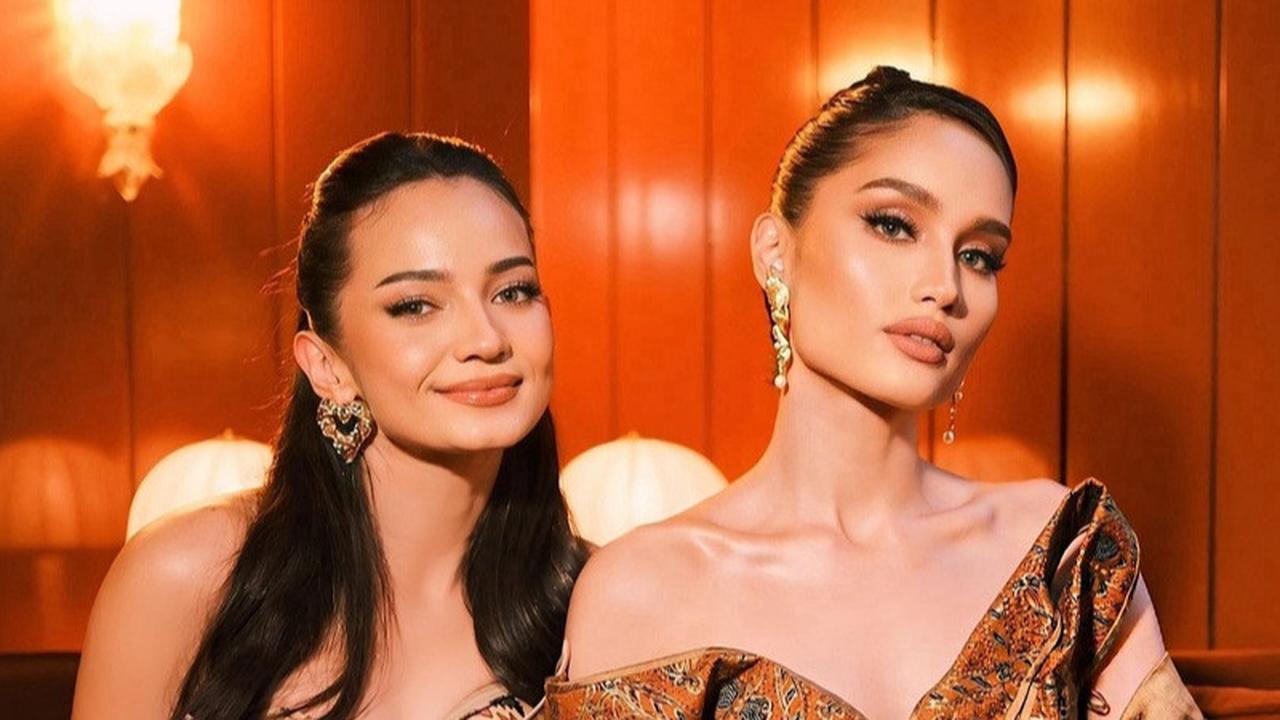 Kompak Tampil Stunning, Potret Cinta Laura & Enzy Storia Kenalkan Wastra Nusantara ke Pentas Global di Paris