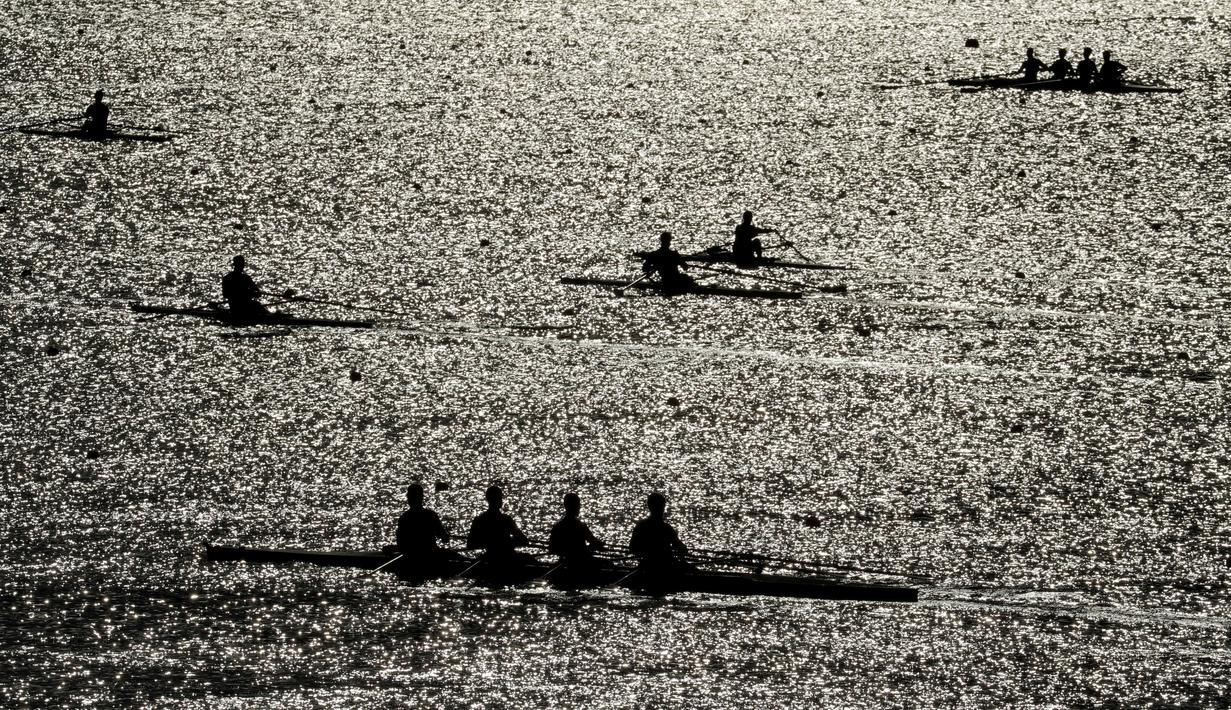 Siluet para atlet dayung yang melakukan pemanasan sebelum lomba dalam rangkaian Olimpiade Rio 2016 di Rio de Janeiro, Brasil. (11/8/2016). (AP Photo/Charlie Riedel)