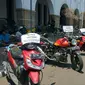 Para pengendara motor dan relawan ojek rela meluangkan waktu untuk mengantar pulang pelajar yang kesulitan naik angkot yang sedang mogok di Cirebon. (Liputan6.com/Panji Prayitno)