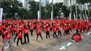 Peserta saat mengikuti senam bersama yang digelar Persani di Plaza Selatan Gelora Bung Karno (GBK), Minggu (5/2). Acara ini diisi dengan kegiatan senam kolosal yang dihadiri 1.500 peserta dari berbagai klub senam di Indonesia. (Liputan6.com/Yoppy Renato)