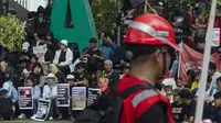 Ratusan buruh berkumpul peringati Hari Buruh Internasional di Taman Cikapayan, Kota Bandung, 1 Mei 2024. (Liputan6.com/Dikdik Ripaldi)