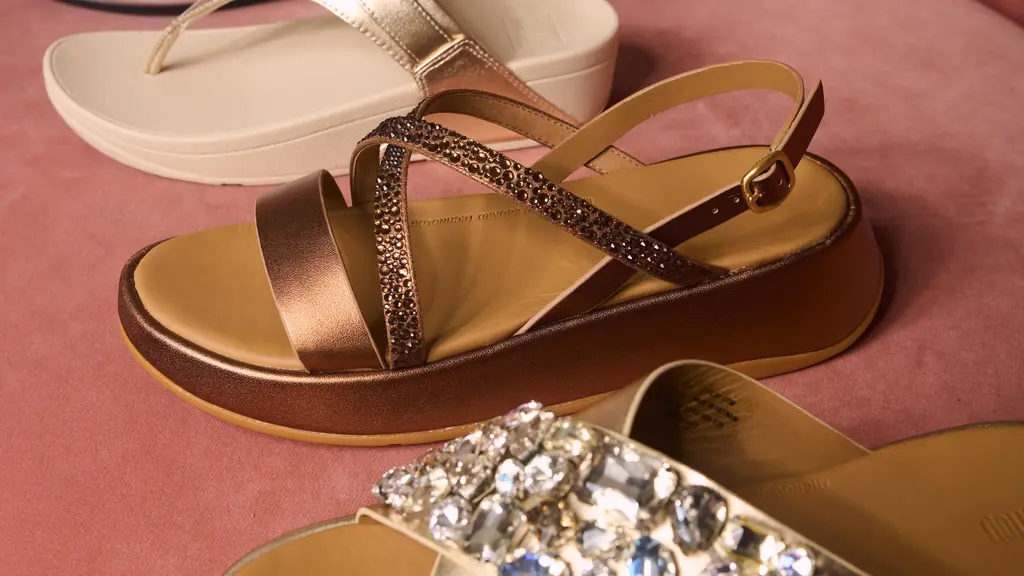 Dari kilauan mewah hingga minimalis elegan, berikut 5 rekomendasi sandal dan sepatu untuk Lebaran 2025! [Dok/FitFlop]