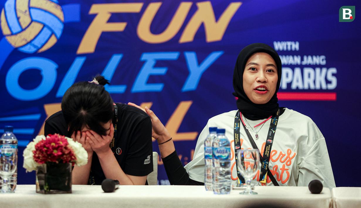 Pemain Red Sparks, Yeum Hye-seon (kiri) menutup mukanya saat bercanda dengan Megawati Hangestri Pertiwi saat konferensi pers jelang laga Fun Volleyball 2024 melawan Indonesia All Stars di Hotel Mulia, Senayan, Jakarta, Jumat (19/04/2024). (Bola.com/Bagaskara Lazuardi)