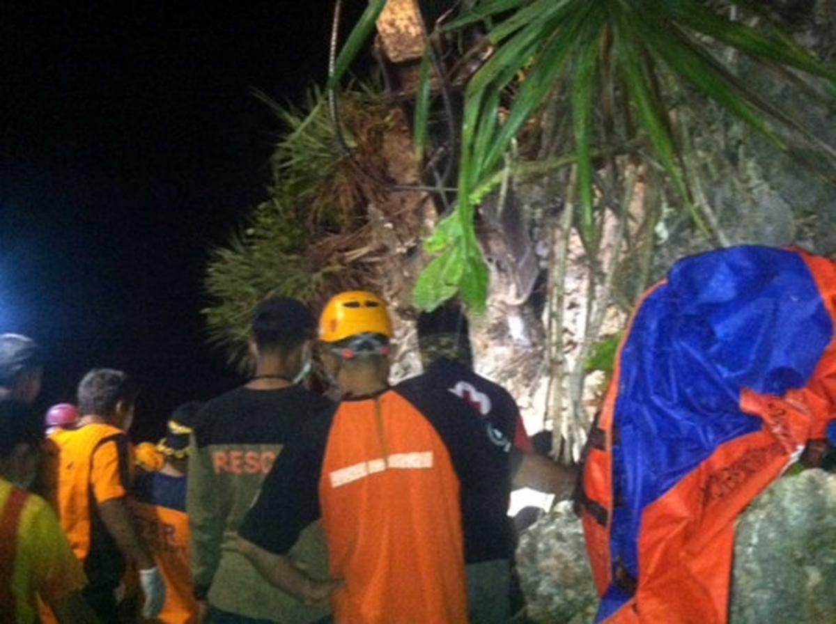 Kerja keras Tim SAR evakuasi korban longsor di Pantai Sadranan