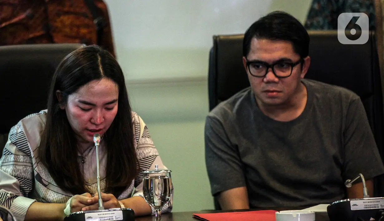 Anggiat Pasaribu memberikan keterangan saat bertemu dengan Anggota Komisi III DPR RI Arteria Dahlan di Komplek Parlemen, Senayan, Jakarta, Kamis (25/11/2021). Anggiat Pasaribu meminta maaf kepada Arteria Dahlan dan Ibunda terhadap insiden cekcok yang terjadi di bandara. (Liputan6.com/Johan Tallo)