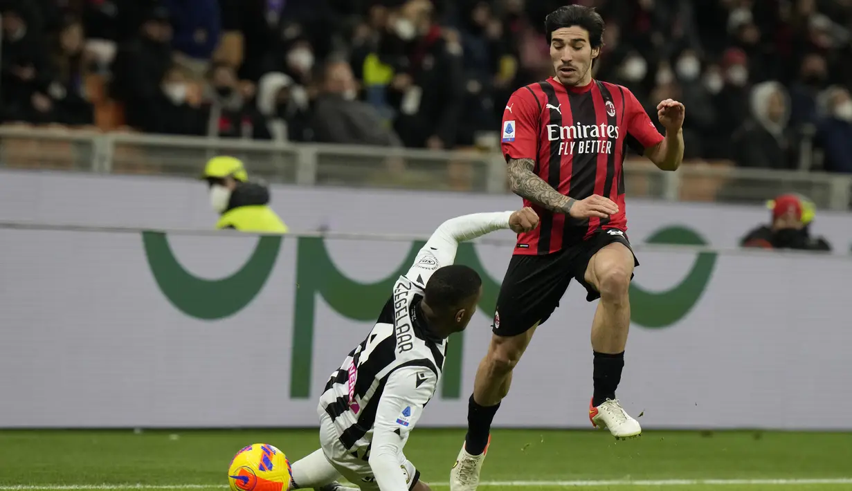 Gelandang AC Milan, Sandro Tonali (kanan) berusaha melewati pemain Udinese, Marvin Zeegelaar pada pertandingan lanjutan Liga Serie A Italia di stadion San Siro di Milan, Italia, Sabtu (26/2/2022). AC Milan bermain dengan Udinese 1-1. (AP Photo/Luca Bruno)