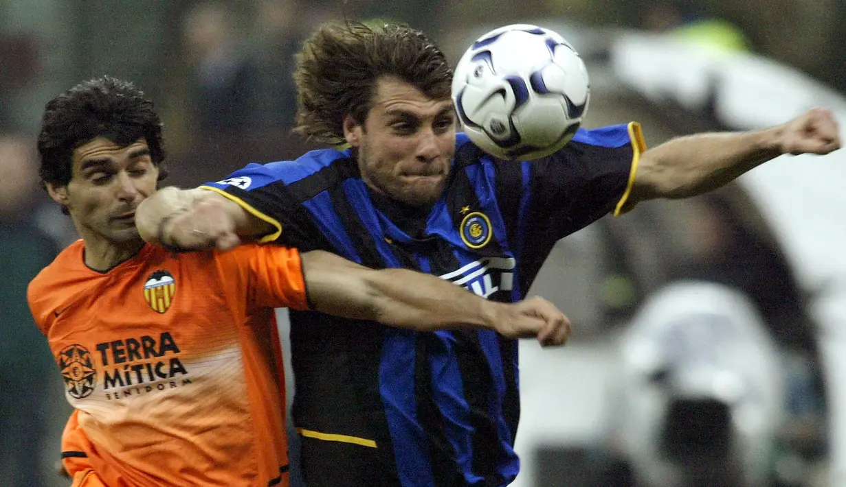 Striker Inter Milan, Christian Vieri (kanan) berebut bola dengan bek Valencia, Roberto Ayala pada laga leg pertama perempatfinal Liga Champions 2002/2003 di San Siro Stadium, Milan (9/4/2003). Didatangkan dari Lazio pada awal musim 1999/2000, Christian Vieri tampil tajam di musim debutnya bersama Inter Milan dengan mencetak 18 gol di semua ajang dengan rincian 13 gol di Serie A dan 5 gol di Coppa Italia. (AFP/Vincenzo Pinto)