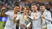 Pemain Real Madrid berfoto bersama setelah menjuarai Piala Super Spanyol, Senin (13/1/2020) dini hari WIB. (AFP/FAYEZ NURELDINE).