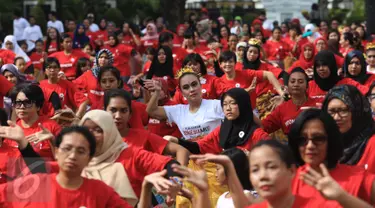 Para peserta flash mob tari tradisional pendet asal Bali memadati halaman Museum Nasional Indonesia, Jakarta, Sabtu (23/4). Kegiatan ini menyambut peringatan ulang tahun Museum Nasional Indonesia pada 24 April 2016 (Liputan6.com/Angga Yuniar)