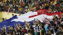 Suporter Thailand membentangkan bendera raksasa saat timnya menang atas Malaysia pada final sepak bola putra SEA Games 2017 di Stadion Shah Alam, Malaysia (29/8/2017). Thailand menang 1-0. (AP/Vincent Thian)