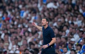 Pelatih Real Madrid, Xabi Alonso, memberikan arahan kepada anak asuhnya saat melawan Osasuna pada laga pekan perdana La Liga di Stadion di Santiago Bernabeu, Rabu (20/8/2025) dini hari WIB. (AP Photo/Manu Fernandez)