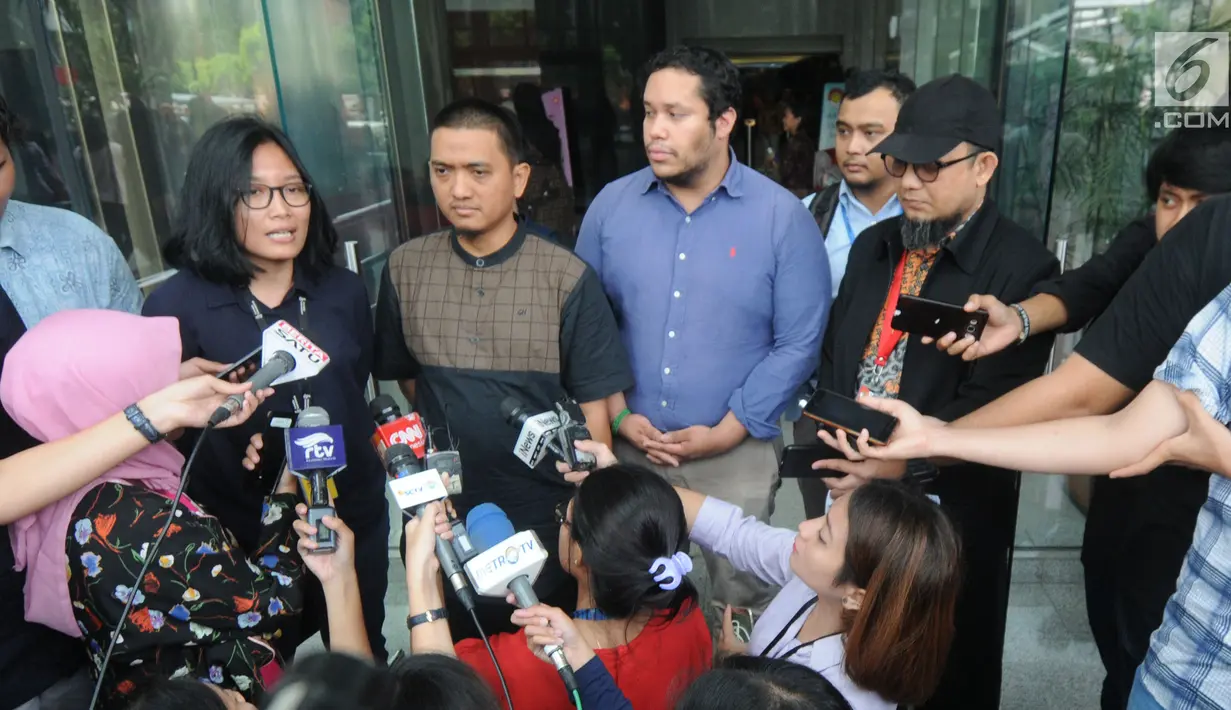 Ketua Wadah Pegawai KPK Yudi Purnomo Harahap  (kiri), Manager Advokasi Asia Pasifik Amnesty Internasional Fransisco Bencosme (tengah) dan penyidik senior KPK, Novel Baswedan (kanan) memberikan keterangan usai melakukan pertemuan di Gedung KPK, Jakarta, Jumat (26/4). (merdeka.com/Dwi Narwoko)