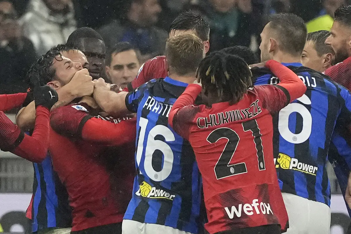 Foto: Momen Panasnya Derby Della Madonnina Edisi ke-239 yang Berbuah Gelar Liga Italia ke-20 Inter Milan Sepanjang Sejarah