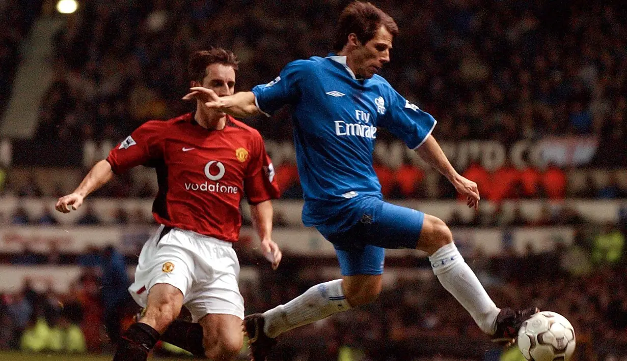 Selama berseragam Chelsea, Zola dua kali dinobatkan sebagai pemain terbaik klub di musim 1998/99 dan 2002/03. Kehebatan Zola bersama Chelsea membuatnya mendapat gelar OBE dari Ratu Elizabeth II. (AFP/Paul Barker)