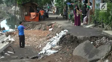 Jalan di permukiman warga di Pulogadung, Jakarta Timur, ambles. Sebelum ambles, warga menyebut truk besar kerap melintas di jalan itu.