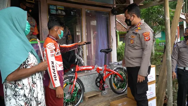 Kapolres Tasikmalaya AKBP Rimsyahtono memberikan kadeudeuh berupa sepeda kepada Pajar, remaja tangguh yang mengurusi ibunya yang sedang sakit jantung seorang diri.