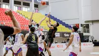Bima Perkasa Jogja saat menjamu Amartha Hangtuah dalam lanjutan IBL 2024 di GOR Pancasila UGM, Minggu (3/6/2024). Pada laga itu, BPJ menang dengan skor 93-84 atas Hangtuah. (Bola.com/Ana Dewi).