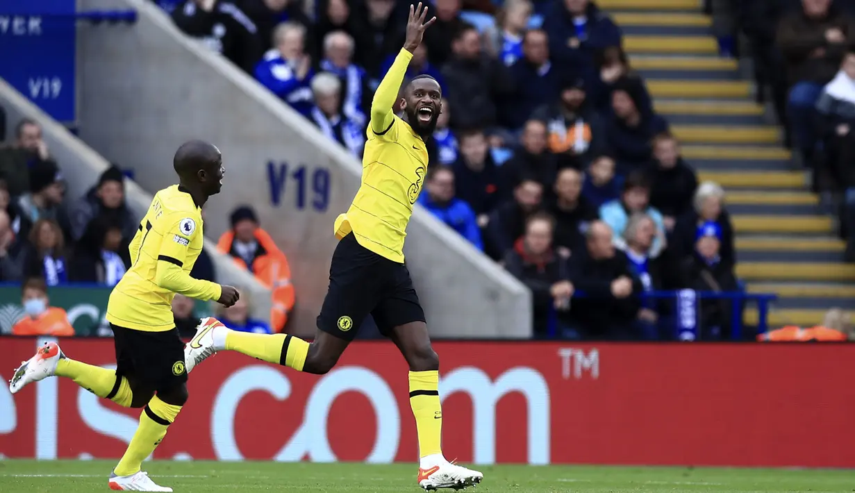 Pemain Chelsea Antonio Rudiger (kanan) melakukan selebrasi usai mencetak gol ke gawang Leicester City pada pertandingan sepak bola Liga Inggris di King Power Stadium, Leicester, Inggris, 20 November 2021. Chelsea menang 3-0. (AP Photo/Leila Coker)