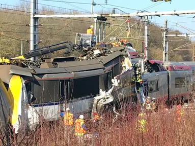 Sebuah kereta penumpang dan kereta barang bertabrakan antara Bettembourg dan Zoufftgen di Luxembourg, Selasa (14/2). Satu orang dinyatakan tewas dalam peristiwa tersebut. (AFP PHOTO/POLICE GRAND-DUCALE)