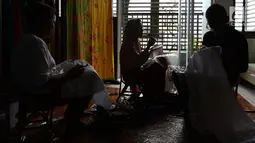 Perajin membuat pola batik bunga anggrek khas Tangerang Selatan pada kain di tempat pembuatan batik kawasan Pamulang, Minggu (21/10). Batik Tangsel ini sudah menembus pasar dunia seperti Makao, Kamboja, China, Hanoi dan Bangkok. (Merdeka.com/Arie Basuki)