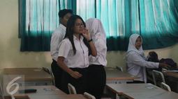 Titania Aurelie Hermansyah (Aurel) saat berada di dalam kelas, Jakarta, Selasa (5/4). Putri dari Anang Hermansyah ini akan mengikuti ujian Paket C di SMAN 93 di Jakarta Timur. (Liputan6.com/Herman Zakharia)
