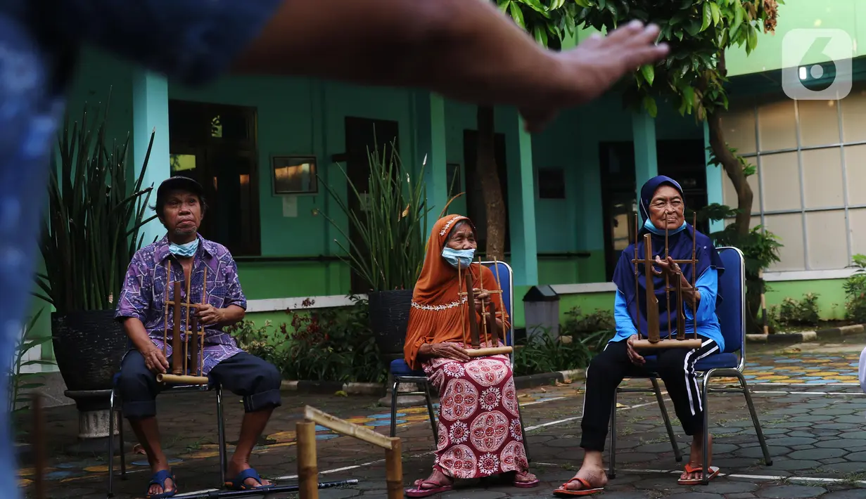 Sejumlah lansia mengikuti latihan angklung di Rumah Rehabilitasi Psikososial Dinas Sosial Kota Tangerang, Banten, Rabu (19/5/2021). Kegiatan berlatih angklung bagi lansia tersebut guna mengisi waktu luang sekaligus melatih motorik, auditori, dan sensorik para lansia. (Liputan6.com/Angga Yuniar)