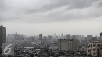 Suasana langit Jakarta yang berawan gelap dilihat dari kawasan Ancol, Jakarta, Minggu (29/5/2016). (Liputan6.com/Faizal Fanani)