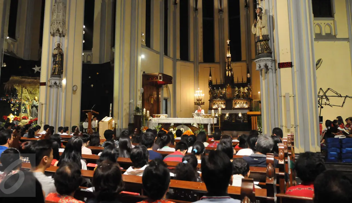 Ribuan jemaat merayakan malam Misa Natal di Gereja Katedral, Jakarta, Sabtu (24/12). Gereja yang hanya menampung 5.500 orang berlansung lancar dan tertib. (Liputan6.com/Helmi Afandi)