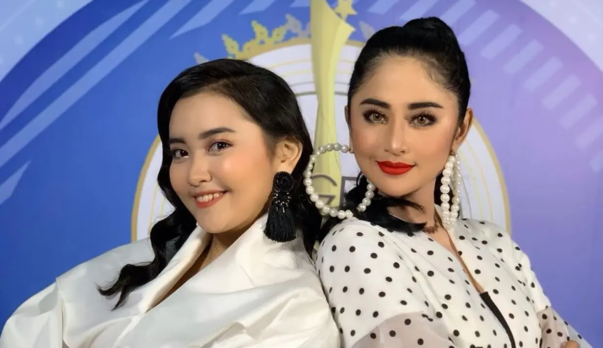 Dalam beberapa kesempatan Dewi Perssik dan keponakannya, Lebby Wilayati tampil dalam acara yang sama. Enggak jarang keduanya pakai busana yang senada. Kompak banget ya! (Liputan6.com/IG/@dewiperssikreal)