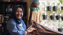 Peni Budi Astuti, pendiri diOpeni, menunjukkan salah satu produk berbahan kain lurik di Malang, Jawa Timur. Usaha ini berkembang dari skala rumahan menjadi UMKM yang memberdayakan perempuan di sekitarnya.