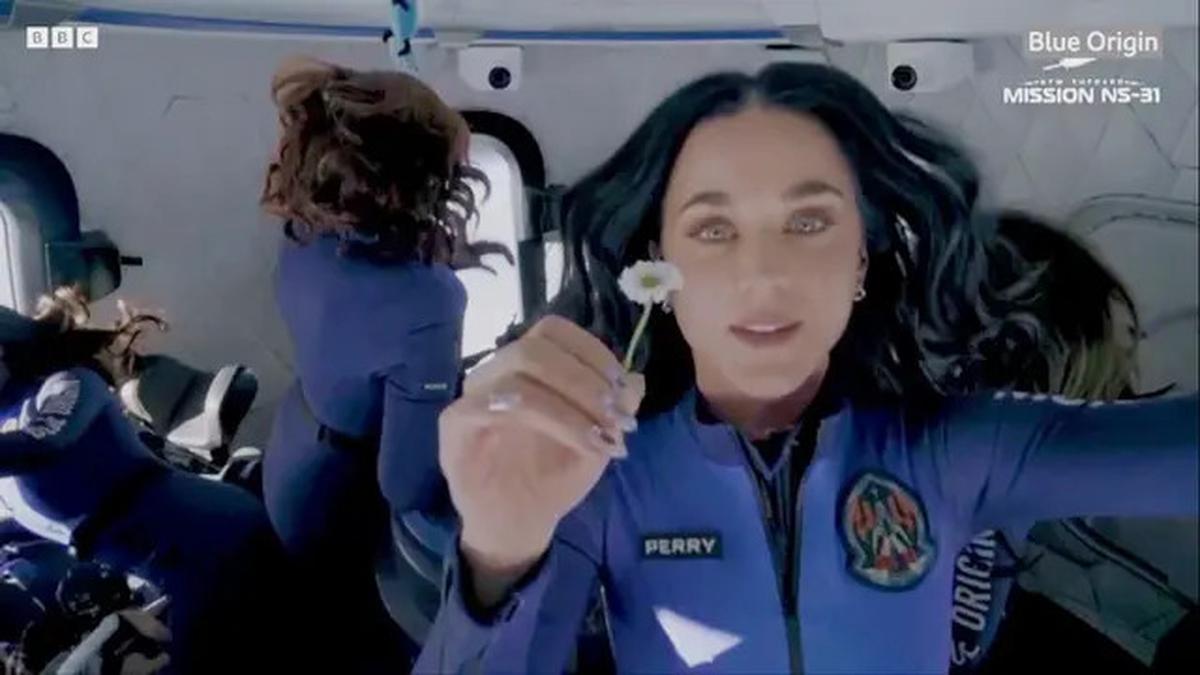6 Potret Katy Perry Saat di Luar Angkasa, Bawa Bunga Daisy Penuh Makna