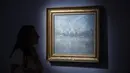 Seorang wanita melihat lukisan Claude Monet yang berjudul 'Vetheuil in the Fog' saat pameran 'Monet. Capolavori dal Musee Marmottan' di Roma, Italia (18/10). Claude Monet adalah pelukis Perancis dengan aliran impresionisme.  (Angelo Carconi / ANSA via AP)