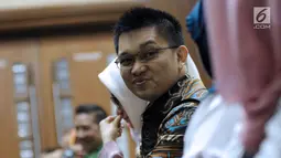 Terdakwa suap Hakim PT Manado, Aditya Anugrah Moha jelang menjalani sidang putusan di Pengadilan Tipikor, Jakarta, Rabu (6/6). Aditya Moha dinyatakan bersalah dan dihukum empat tahun penjara dan denda Rp 150 juta. (Liputan6.com/Helmi Fithriansyah)