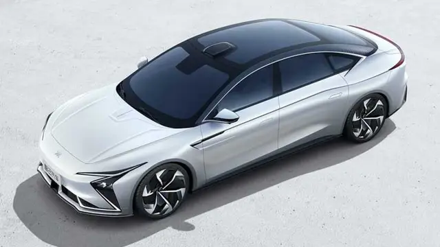 Mobil listrik ini dibekali teknologi pengisian baterai nirkabel (carscoops)