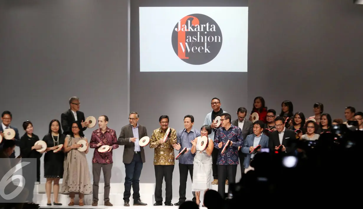 Wagub DKI Jakarta Djarot Saiful Hidayat, Kepala Badan Ekonomi Kreatif (Bekraf) Triawan Munaf, dan Ketua JFW Svida Alisjahbana memukul rebana pada pembukaan Jakarta Fashion Week 2017 di Senayan City, Jakarta, Sabtu (22/10). (Liputan6.com/Immanuel Antonius)
