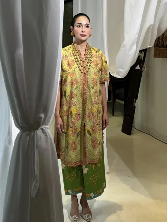 Loemongga tampil fresh dengan batik yang hadir dengan motif berbeda. Saat dua motif dan warna batik berpadu kontras, hadirkan pesona yang begitu memikat. Potongan longgar jadikan pakaian terlihat semakin sempurna dikenakan di Lebaran nanti. [Foto: Instagram/ Loemongga]