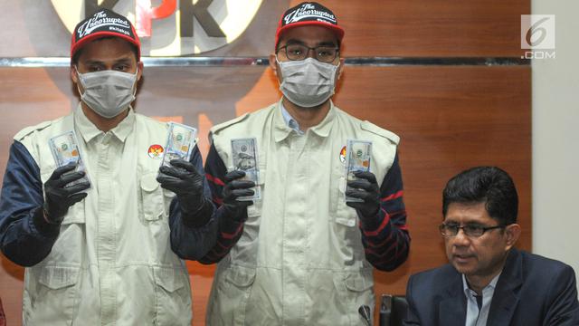 OTT KPK Muara Enim, Petugas Tunjukkan Uang Suap Ribuan Dollar AS