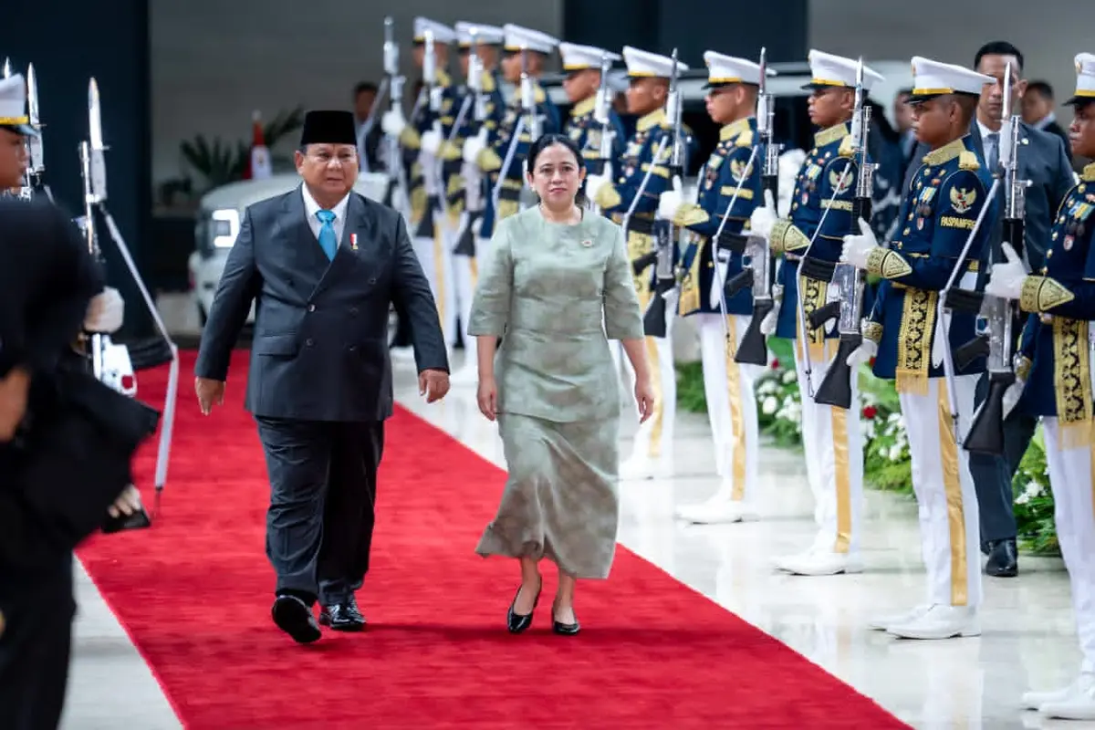 Ketua DPR Puan Maharani  bersama Presiden Prabowo Subianto memasuki ruang Rapat Paripurna DPR RI ke-19