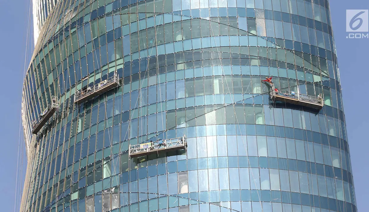 Pekerja menyelesaikan pembangunan gedung di Jakarta, Rabu (4/4). Kementerian Ketenagakerjaan menyebutkan kurangnya jumlah tenaga pengawas K3 mengakibatkan tidak maksimalnya pengawasan terhadap banyak proyek di Tanah Air. (Liputan6.com/Immanuel Antonius)