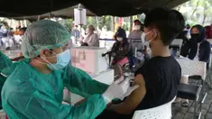 Warga saat menerima vaksinasi COVID-19 melalui mobil vaksin keliling di Taman Dadap Merah, Kebagusan, Jakarta, Sabtu (10/7/2021). Pemerintah Provinsi DKI Jakarta mengerahkan 16 mobil vaksin keliling untuk mempercepat target vaksinansi bagi warga DKI Jakarta. (Liputan6.com/Helmi Fithriansyah)