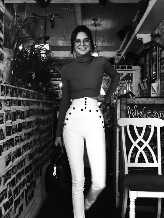 Kendall Jenner terlihat cantik dengan senyumnya dan juga kacamata yang bertandang di wajah.(instagram/kendalljenner)