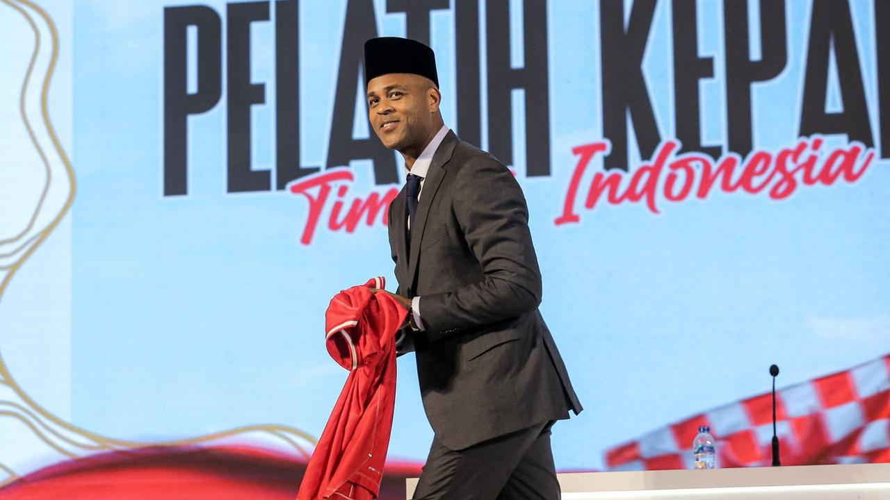 Foto: Berkopiah, Patrick Kluivert  Resmi Menjadi Pelatih Timnas Indonesia