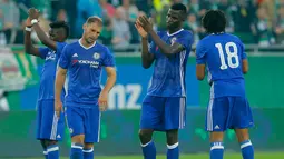 Sejumlah pemain Chelsea tampak kecewa setelah pertandingan melawan  Rapid Wina di Allianz Arena Wina, Austria, (16/7). Chelsea kalah dengan skor 2-0. (Reuters / Heinz - Peter Bader) 	