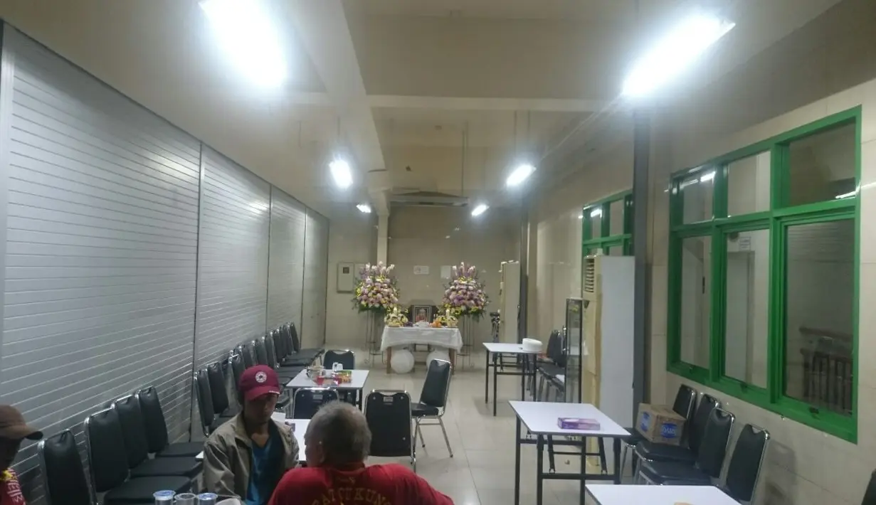 Kepergian sang ibunda ini cukup mengagetkan lantaran tidak memiliki riwayat penyakit sebelumnya. Menurut penuturan Abimana, Ny. Ie Siu Khiauw ditemukan meninggal dunia saat tengah tertidur di rumahnya. (Bambang E. Ros/Bintang.com)