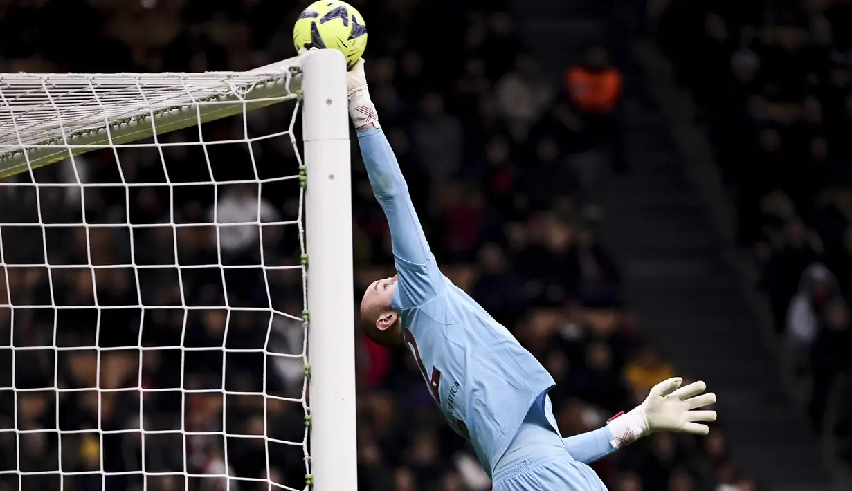 Kiper Torino, Vanja Milinkovic Savic beraksi menyelamatkan bola saat bertanding melawan AC Milan pada pertandingan babak 16 besar Coppa Italia di Stadion San Siro di Milan, Italia, Kamis (12/1/2023). Torino menang tipis atas AC Milan dengan skor 1-0 berkat gol Michel Adopo di perpanjangan waktu. (Marco Alpozzi/LaPresse via AP)