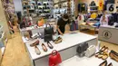 Karyawan tenant membersihkan meja display sepatu dan tas di Lippo Mall Puri, Jakarta, Rabu (3/6/2020). Menuju new normal Lippo Malls Indonesia (LMI) mendukung kebijakan Pemerintah dalam penerapan PSBB untuk mencegah penyebaran Covid-19. (Liputan6.com/Fery Pradolo)