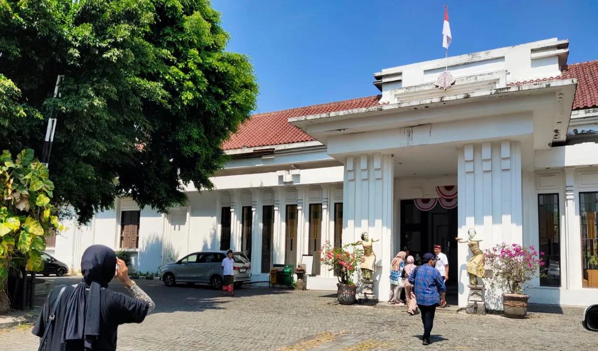Hotel ini dibangun tahun 1927 oleh Pemerintah Belanda dengan nama Bali Hotel.