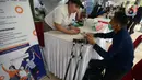 Petugas melayani pelamar kerja disabilitas pada acara Job Fair Disabilitas bertajuk Cinta Disabilitas di Lapangan Banteng, Jakarta, Sabtu (3/12/2022). Acara ini digelar untuk meningkatkan kesadaran terhadap disabilitas di tengah masyarakat, sehingga memiliki akses yang sama dengan non disabilitas dalam pemenuhan kebutuhan dasar hidup. (merdeka.com/Imam Buhori)