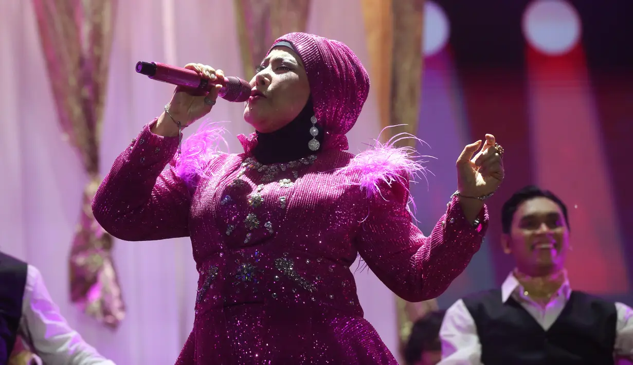 Elvi Sukaesih merayakan 60 tahun berkarya di panggung Synchronize Fest 2024. Tampil dengan busana fuschia, Elvy hadir menyanyikan lagu-lagu populernya yang dirindukan banyak orang. [Foto: Adrian Putra/Fimela]